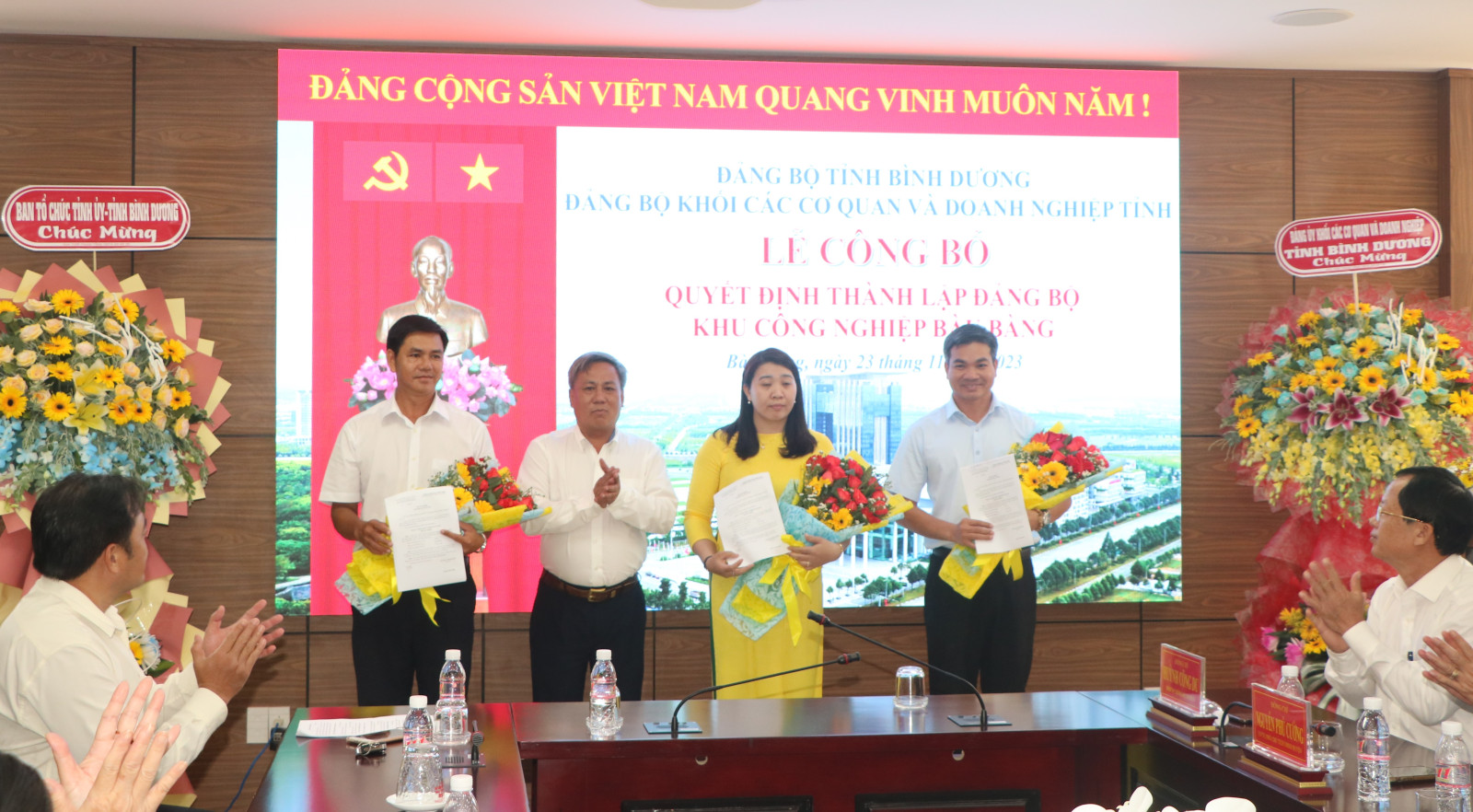 Đảng bộ cơ sở KCN Bàu Bàng trao quyết định thành lập các chi bộ trực thuộc.